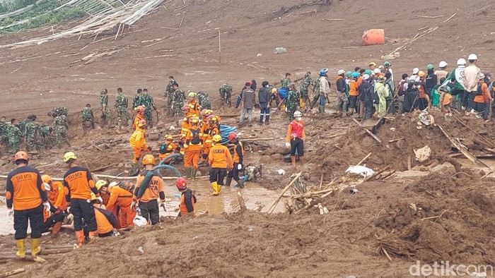 1769447135680-petugas-melakukan-operasi-sar-di-lokasi-longsor-cisarua-1769413584112_169