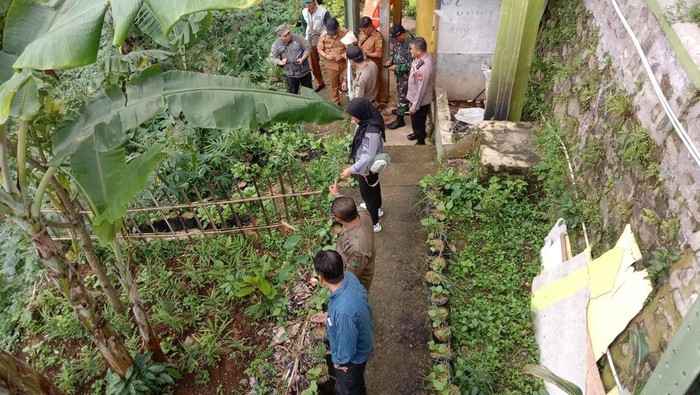 1769511925045-pemerintah-saat-melakukan-pengecekan-area-tanah-yang-alami-keretakan-1769505706744_169