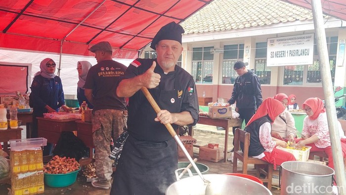 1769511929947-david-caileba-chef-asal-prancis-jadi-relawan-bencana-longsor-cisarua-1769501607715_169