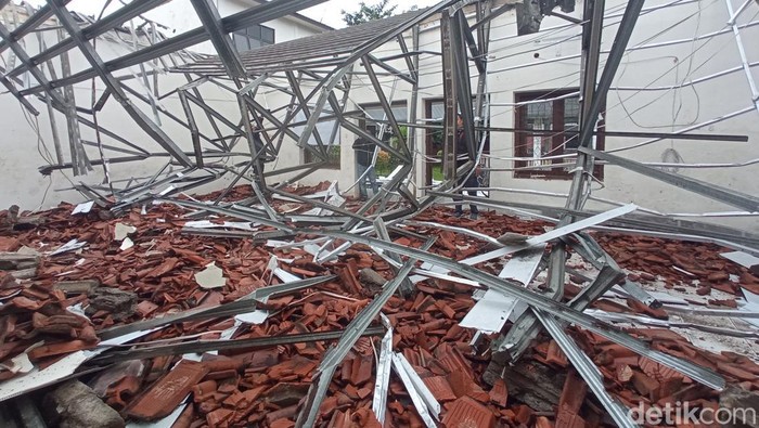 1769511934274-kondisi-atap-kantor-disnaker-kota-cirebon-yang-ambruk-1769497110892_169