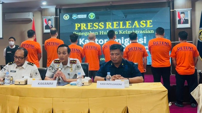 1769533527907-imigrasi-cirebon-amankan-8-wna-asal-tiongkok-1769522651666_169