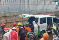 1769533539863-petugas-mengangkat-kantong-jenazah-korban-longsor-ke-ambulans-1769518238717_169